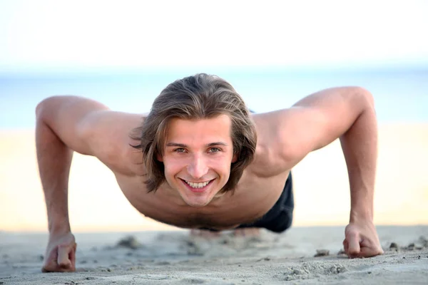 Junger Und Gutaussehender Mann Macht Liegestütze Strand — Stockfoto