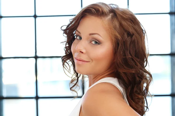 Beleza Mulher Bonita Com Cabelo Encaracolado Casa — Fotografia de Stock