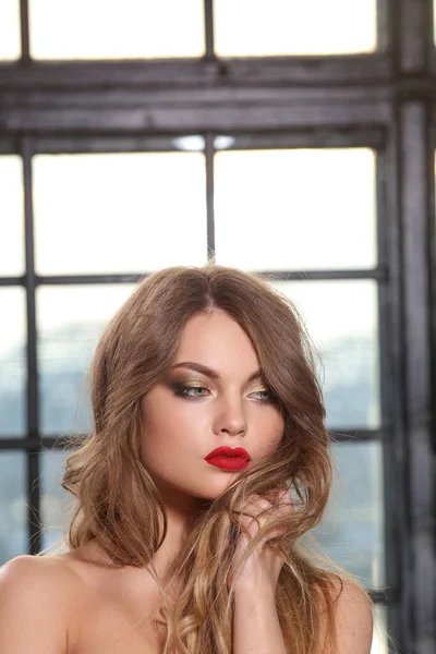 Schöne Frau Mit Blonden Haaren Und Rotem Lippenstift — Stockfoto
