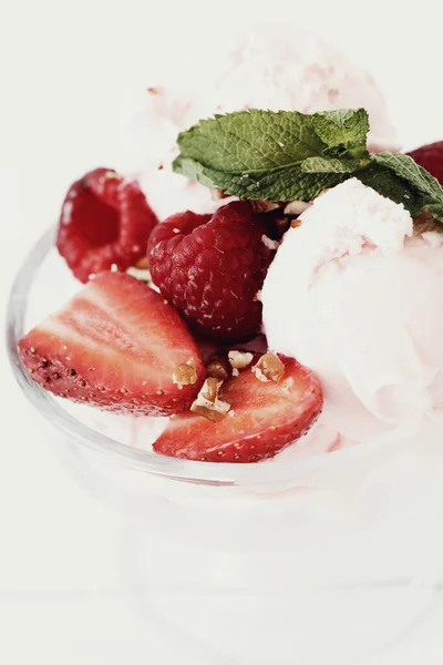 Leckeres Eis Mit Erdbeeren — Stockfoto