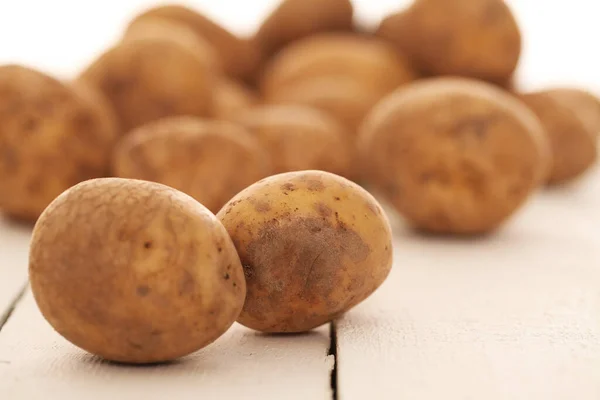 Papas Rústicas Frescas Sin Pelar Sobre Una Mesa Madera Blanca —  Fotos de Stock