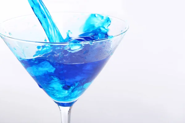 Líquido Azul Derramando Vidro Martini — Fotografia de Stock