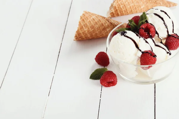 Delicioso Helado Con Frambuesas — Foto de Stock