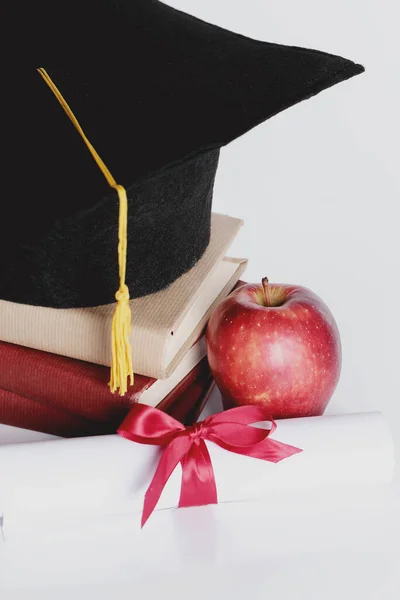 Graduación Sombrero Académico Cuadrado Con Libros — Foto de Stock
