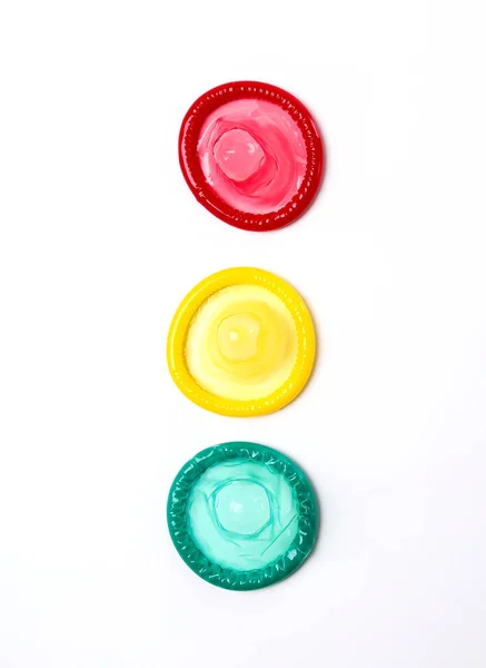 白色背景的彩色避孕套 — 图库照片