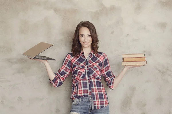 Милая Женщина Балансирует Ноутбук Книги — стоковое фото