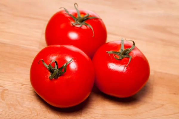Close Van Rode Tomaten Houten Ondergrond — Stockfoto