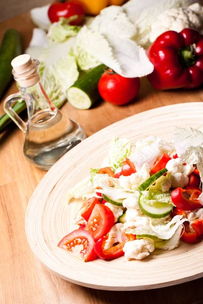 Gros Plan Assiette Bois Avec Salade Légumes — Photo