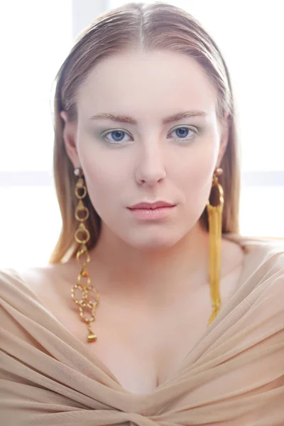Mode Juwelen Mooie Vrouw Met Mooie Oorbellen — Stockfoto