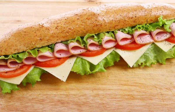 Sandwich Frais Savoureux Sur Planche Découper — Photo