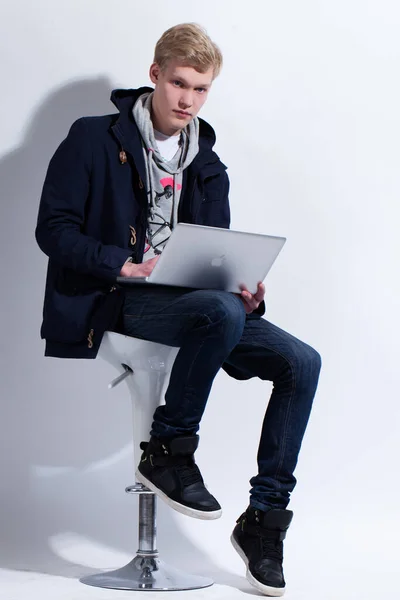 若いです男でコートに座っているバーの椅子にノートブック — ストック写真