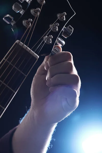 Músico Tocando Guitarra Acústica — Foto de Stock