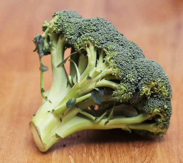 Närbild Färsk Broccoli Träskiva — Stockfoto