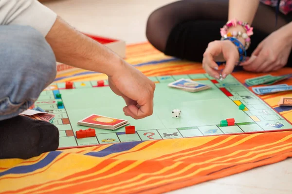 Jong Kaukasisch Paar Spelen Een Spel Een Vloer Thuis — Stockfoto