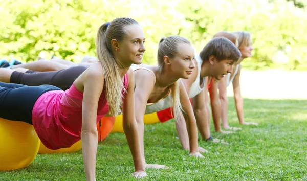 Grupo Jóvenes Caucásicos Haciendo Ejercicio Parque — Foto de Stock