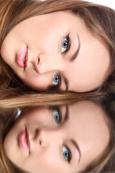 Portrait Belle Femme Avec Réflexion Dans Miroir — Photo