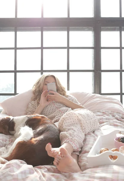 Lebensstil Heimat Mädchen Mit Hund Bett — Stockfoto