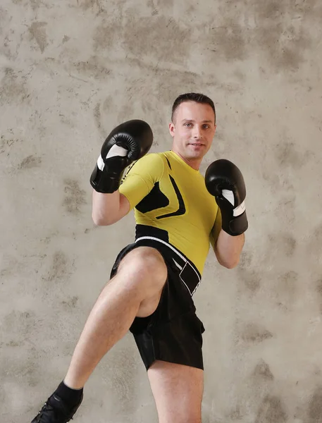 Bonito Homem Praticar Chute Boxe Fundo Parede Cinza — Fotografia de Stock