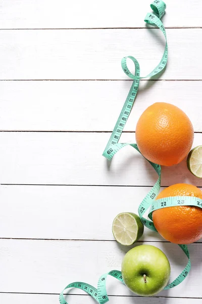 健康的な生活 テーブルの上の果物と柑橘類 — ストック写真