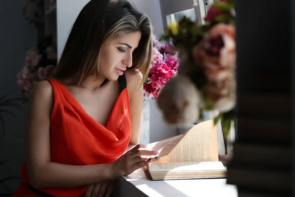 Estilo Vida Mulher Encantadora Vestido Vermelho — Fotografia de Stock