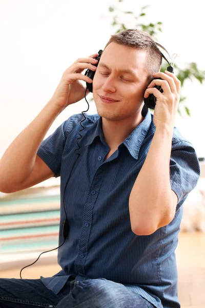 Porträt Eines Hübschen Jungen Mannes Hause — Stockfoto