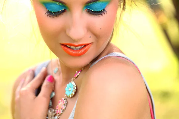 Piękna Młoda Kobieta Artystycznym Makijażem Ozdobą — Zdjęcie stockowe