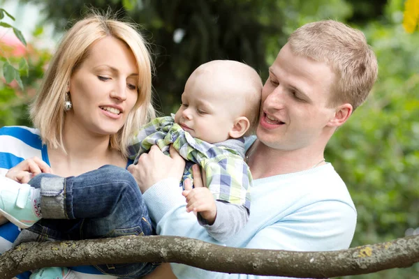 Familia Joven Feliz Divierten Parque — Foto de Stock