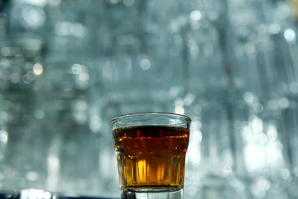 Ein Glas Kalten Whisky Auf Einem Stehtisch — Stockfoto