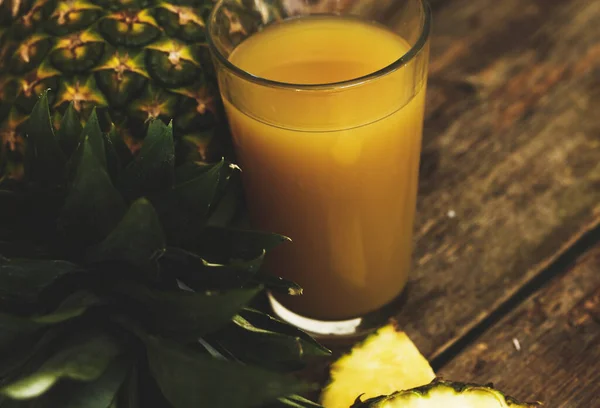 Ananas Een Houten Tafel — Stockfoto