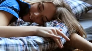 Sabahları yatakta yatan bir kadın.