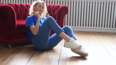 Genç ve güzel bir kadın evde dinleniyor. 