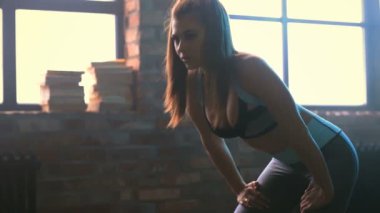 Spor ve yaşam tarzı. Kadın evde fitness seansı yapıyor.