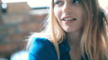 Genç ve güzel bir kadın evde dinleniyor. 