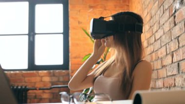 Teknoloji. VR kulaklıklı hoş bir kadın.