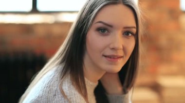 Genç ve güzel bir kadın evde dinleniyor. 