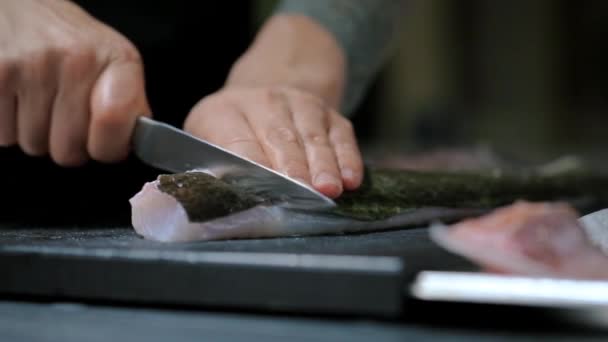 Chef Feminino Cortando Peixe Com Uma Faca Cozinha — Vídeo de Stock