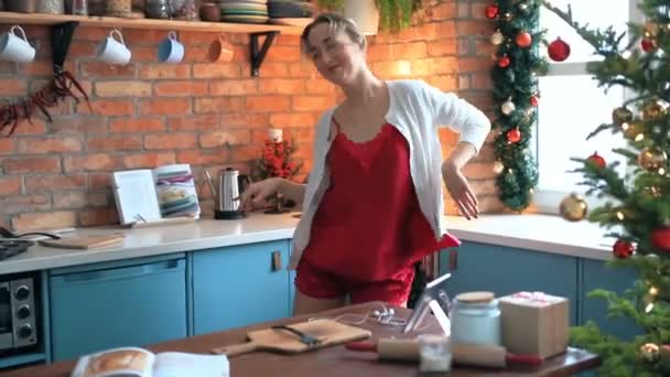Święta Piękna Kobieta Tańczy Rano Kuchni — Wideo stockowe