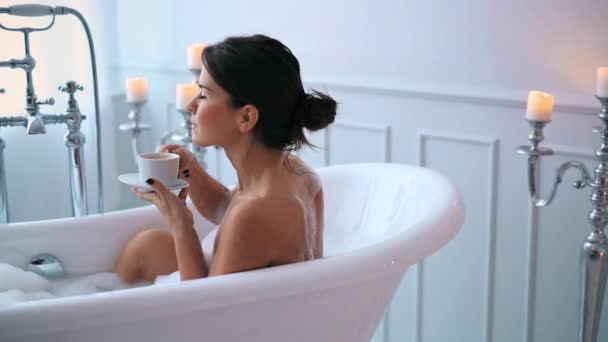 Sexy Młoda Kobieta Pije Kawę Kąpieli — Wideo stockowe