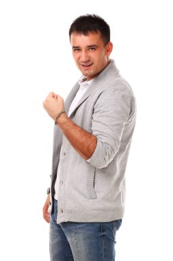 Beyaz arka planda izole edilmiş genç yakışıklı adamın stüdyo portresi.