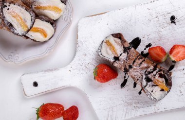 Hamur işi. Masada nefis cannoli