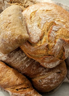 Yiyecekler. Ekmek masada.