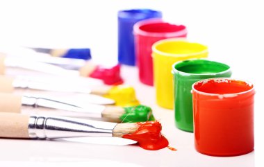 Renkli boyalı konserveleri kapat.