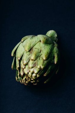 Siyah arkaplanda enginar