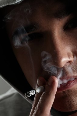 hood Sigara İçilmeyen genç ve yakışıklı adam
