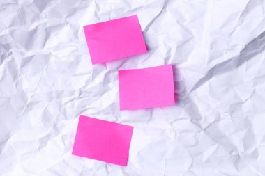 Kırışık kağıda serçe parmak notları.