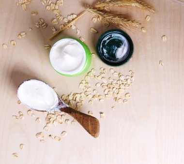 Masada lezzetli yoğurt var.