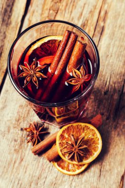 Portakallı tarçın ve sıcak şarap.