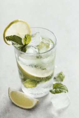 İçelim. Masada mojito kokteyli var.