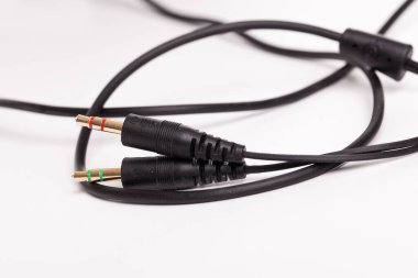 Beyaz arka planda iki bujili siyah kablo 