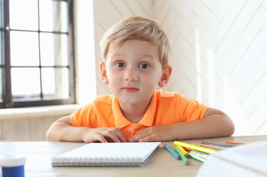 Çocuk, genç. Evdeki tatlı çocuk.